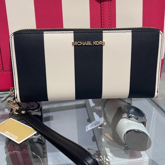 MICHAEL KORS JST 
Leather Continental Wristlet Phone Case Wallet
Black Multi
NWT - Picture 3 of 16